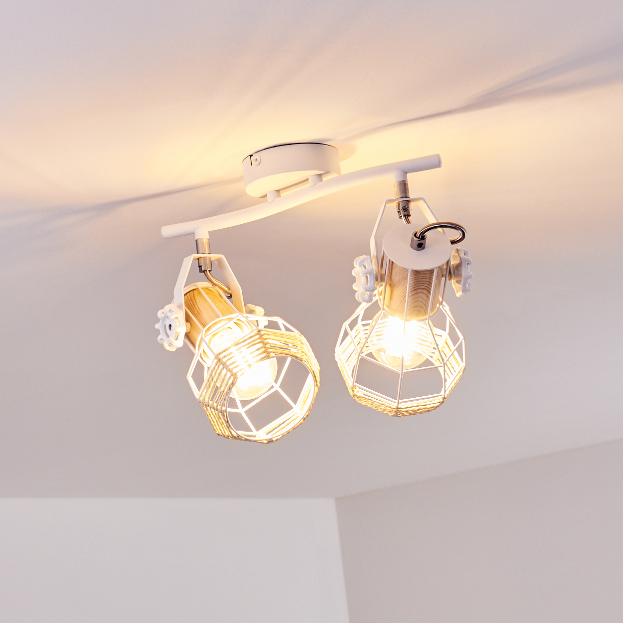 Zwei moderne Deckenleuchten mit weißen Metallrahmen und Holzakzenten.