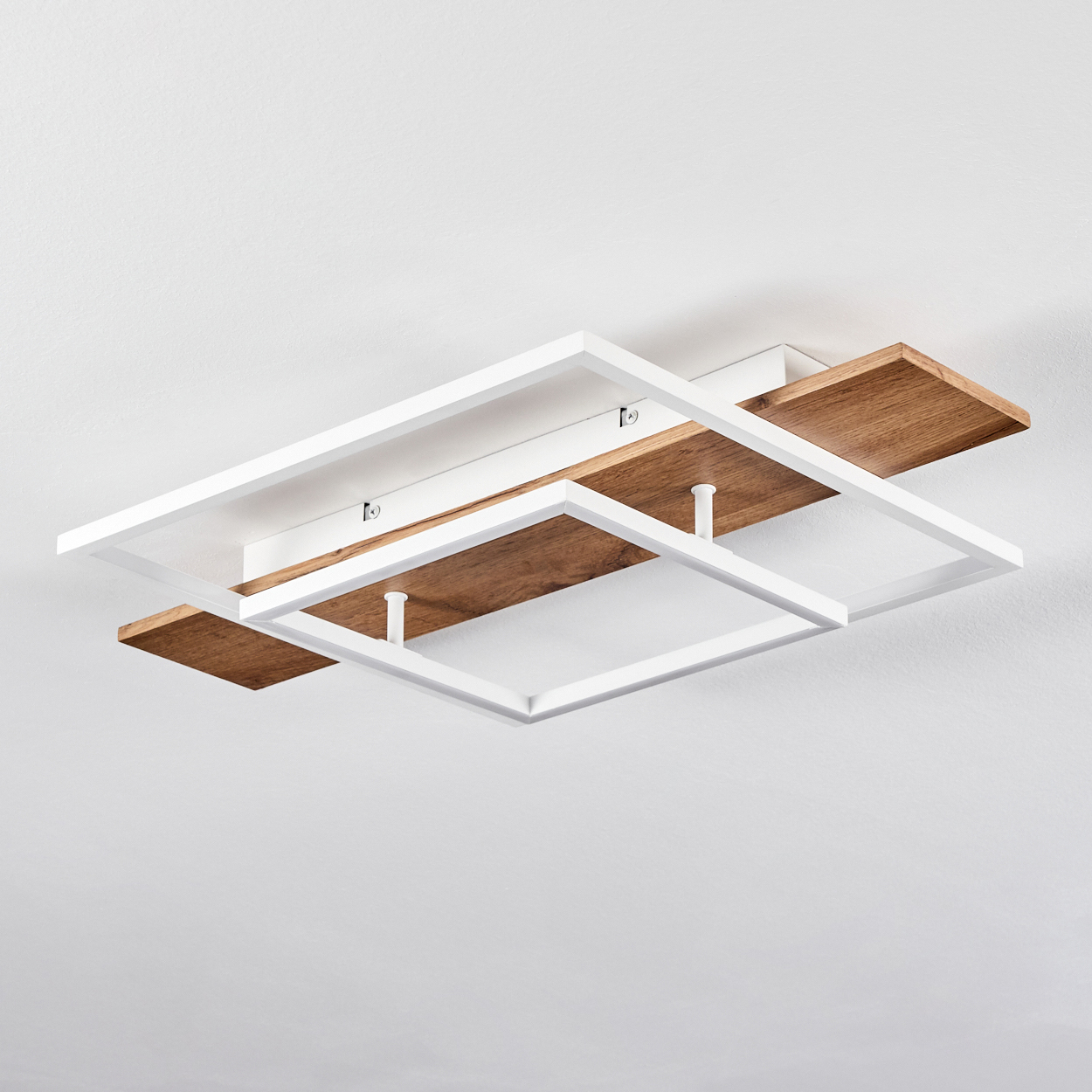 Deckenleuchte mit weißen Rahmen und Holzdetails.