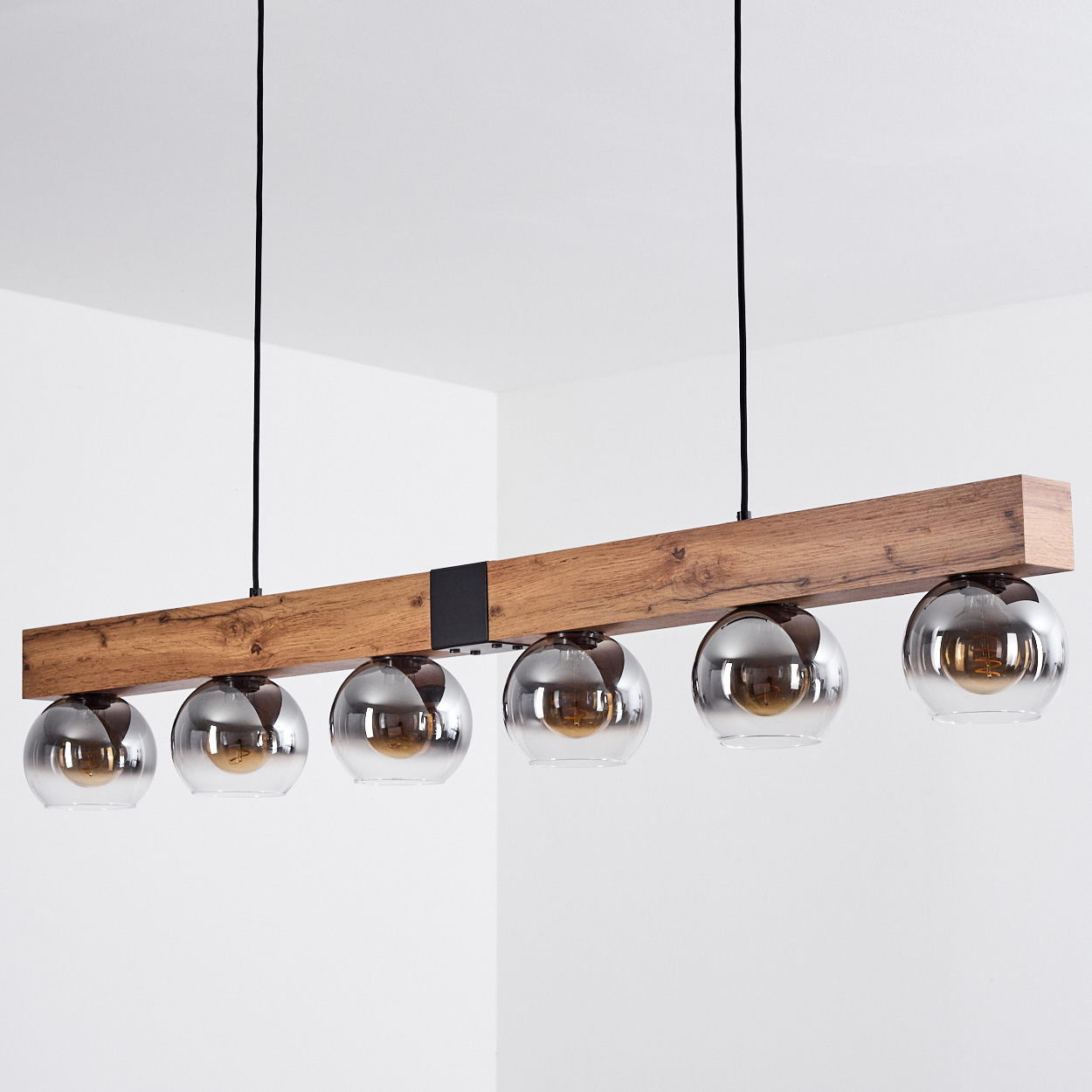 Holzbalken-Pendelleuchte mit sechs kugelförmigen Glaslampenschirmen.