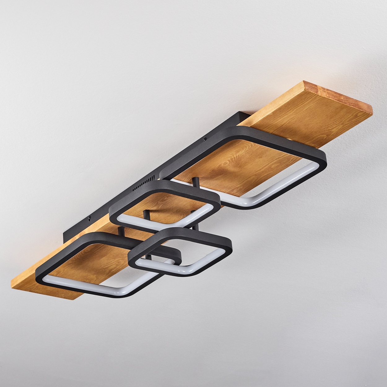 Moderne Deckenleuchte mit Holz und schwarzen quadratischen Ringen mit LED-Licht.
