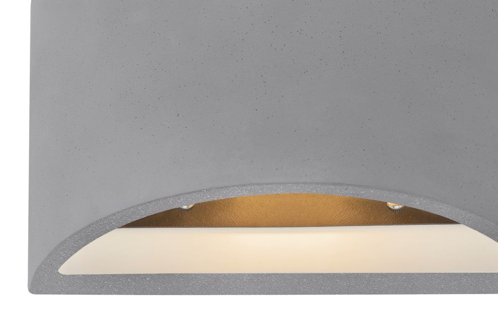 Grauer Beton-Wandleuchter mit nach unten gerichtetem Licht.