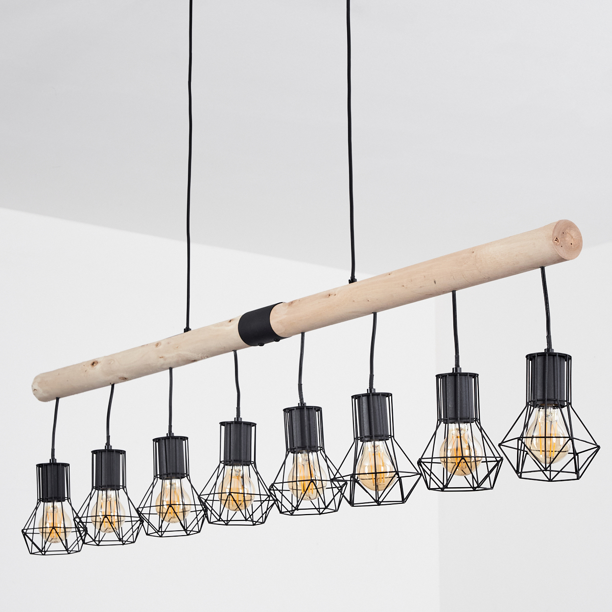 Holzbalken mit acht schwarzen Pendelleuchten mit Drahtkäfig-Schirmen.
