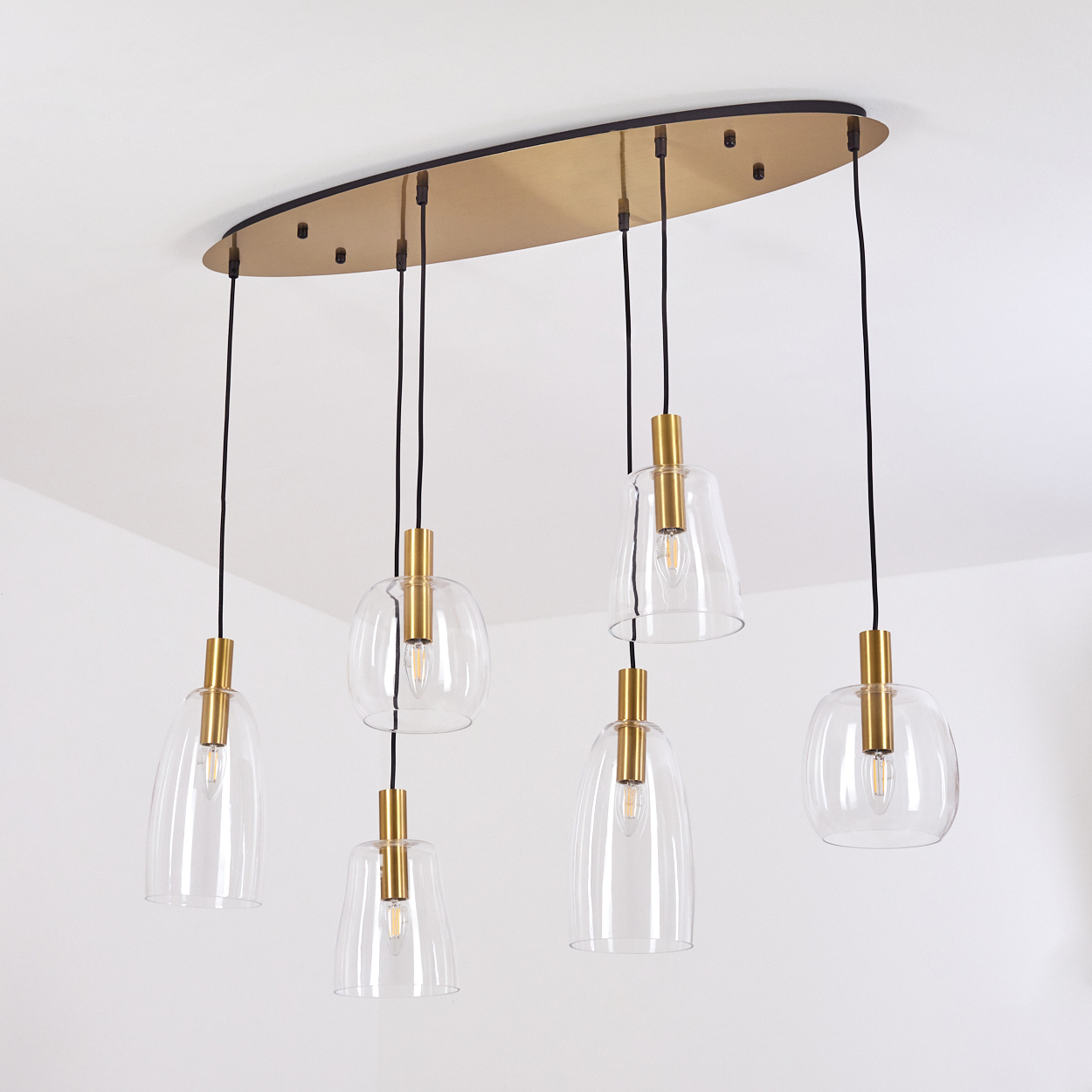 Ovaler Messing-Deckenlampen-Balken mit sechs Glaspendeln mit goldfarbenen Fassungen.