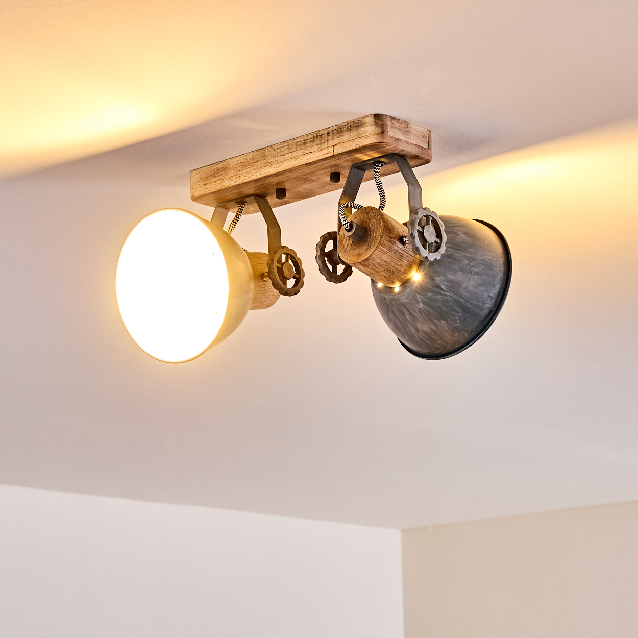 Zweiarmige Deckenleuchte aus Holz und Metall mit Vintage-Akzenten.