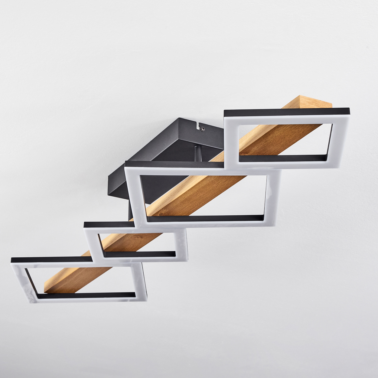 Moderne Deckenleuchte mit Holz- und weißen Rechteckelementen.