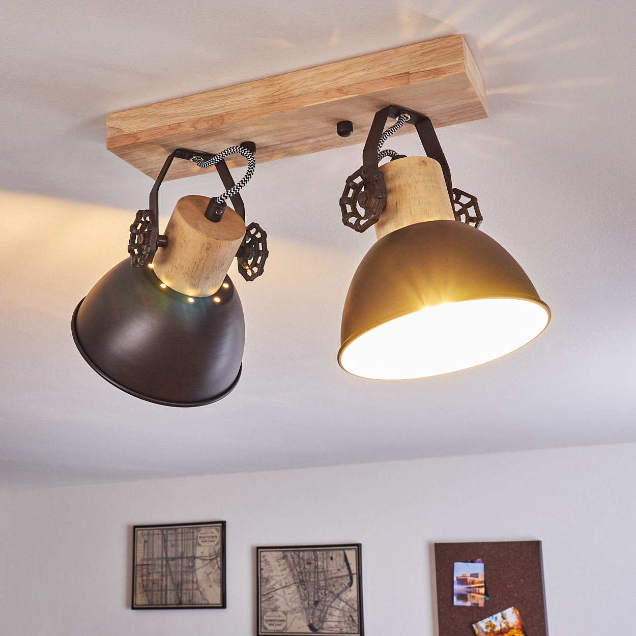 Zwei industrielle Deckenleuchten mit Holzsockel und schwarzen Lampenschirmen.
