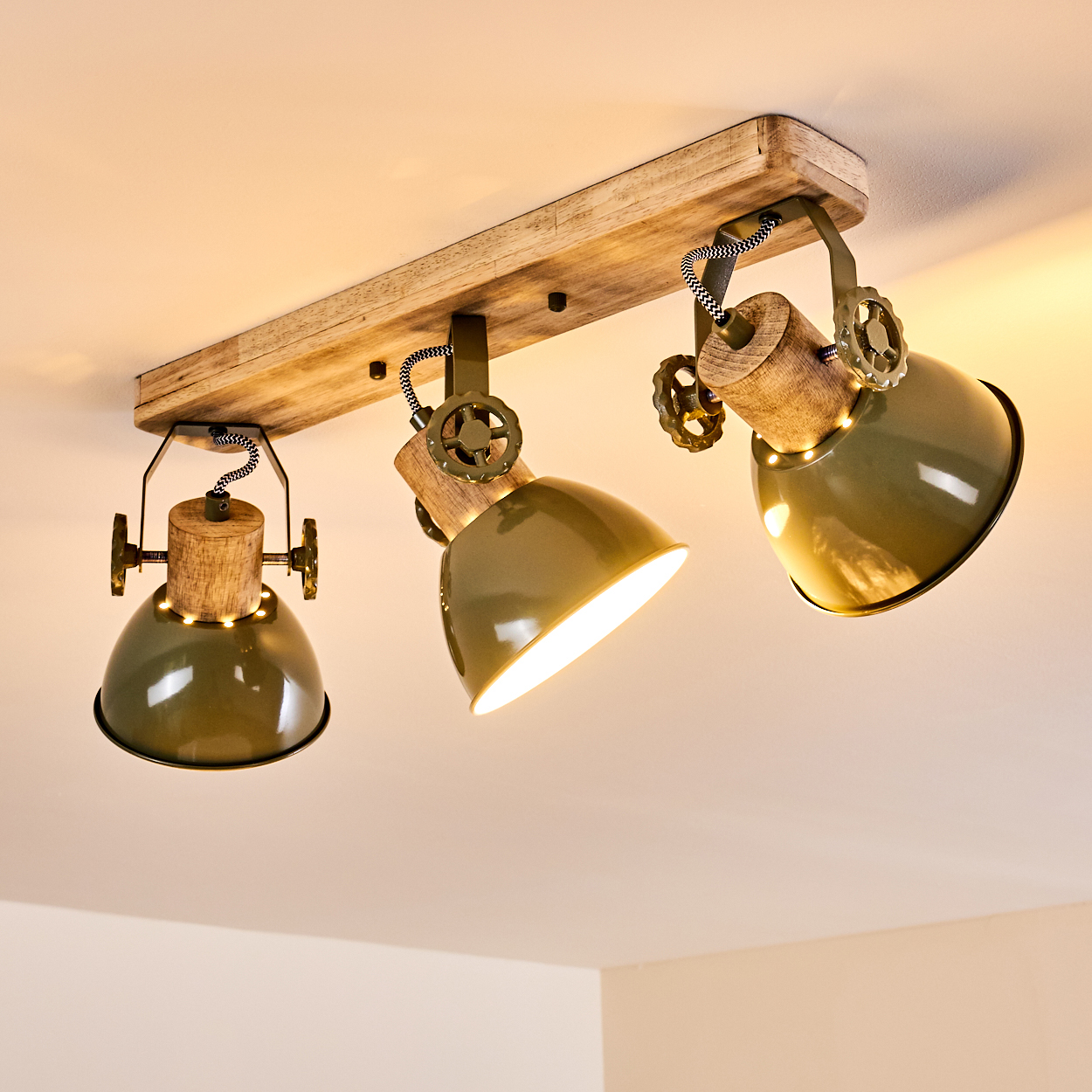 Deckenleuchte mit Holzbasis und drei grünen Lampenschirmen im Industriestil.