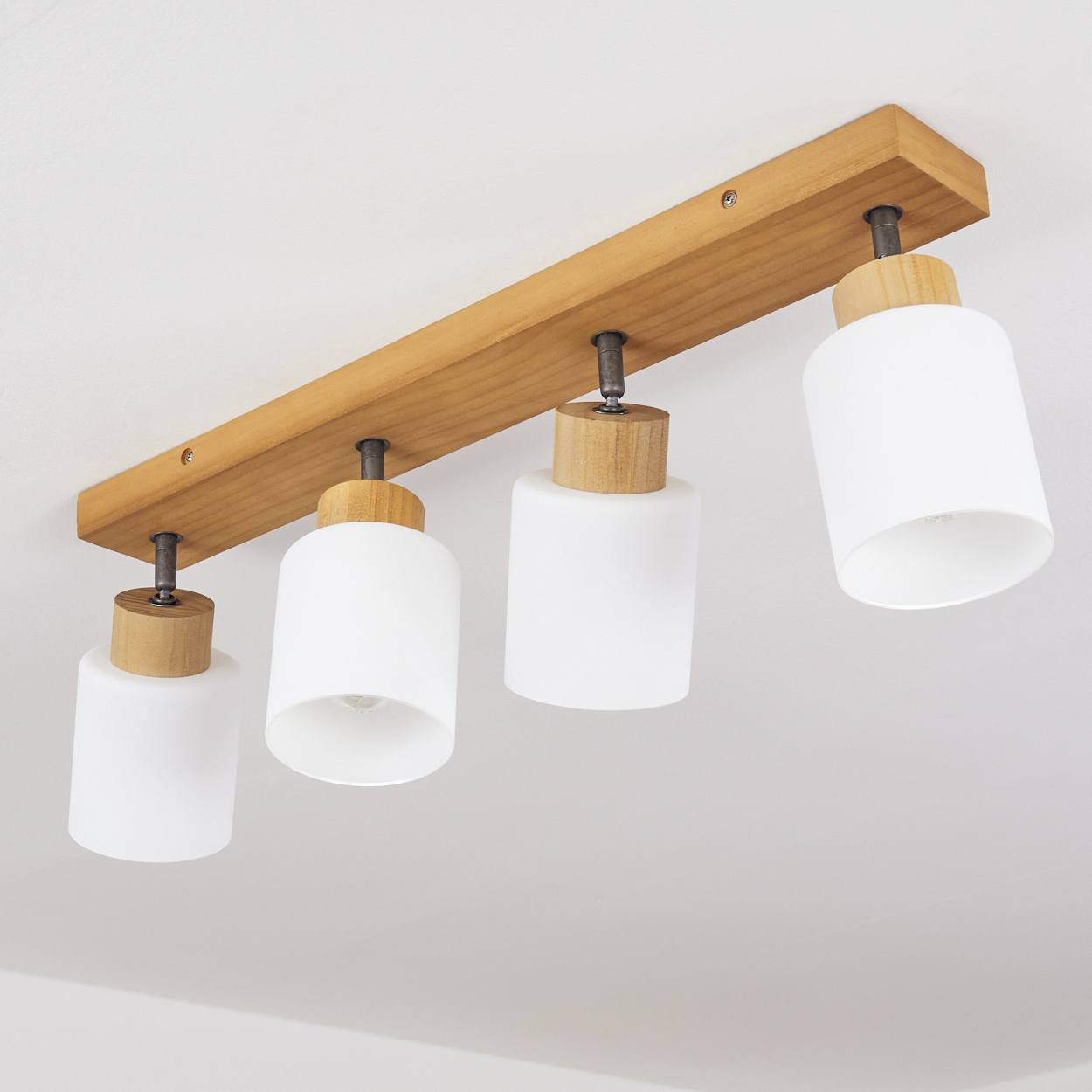 Holzdeckenleuchte mit vier weißen Lampenschirmen und Holzdetails.