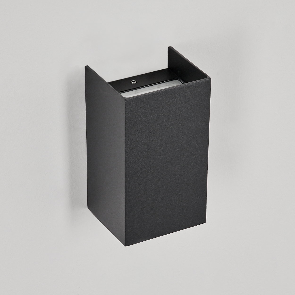 Eine schwarze, rechteckige Wandleuchte aus Metall mit klaren Linien.