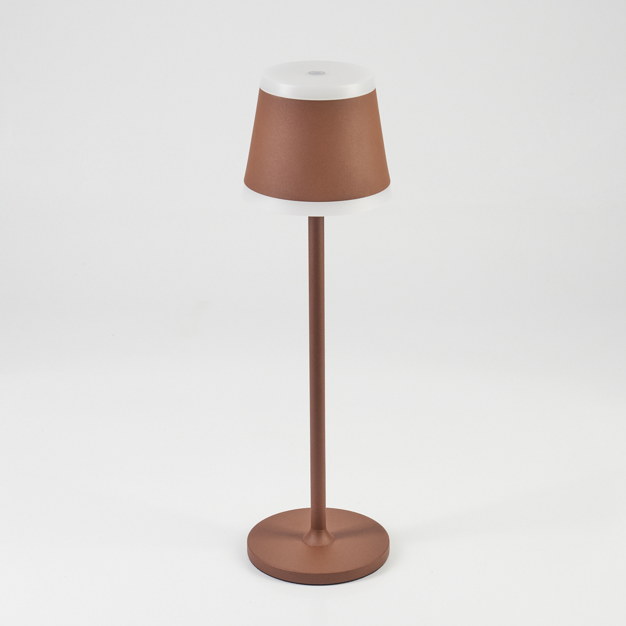 Eine braune Stehlampe mit weißem Lampenschirm und rundem Fuß.