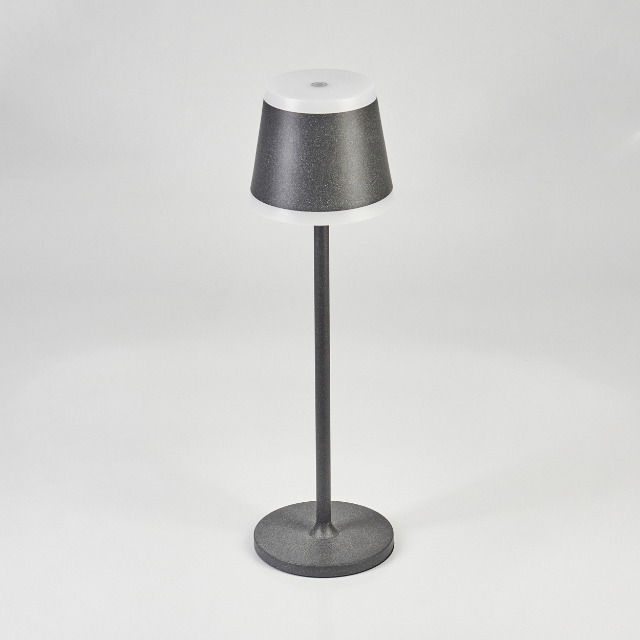 Moderne Stehleuchte mit dunklem, schimmerndem Lampenschirm und weißem Diffusor.