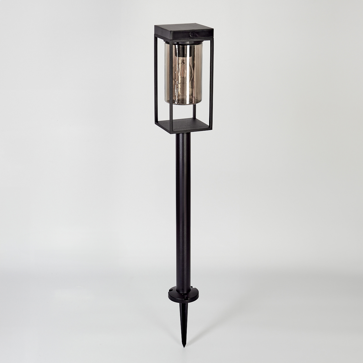 Schwarzer Gartenpfahl mit Glaszylinder-Laterne und Metallrahmen.