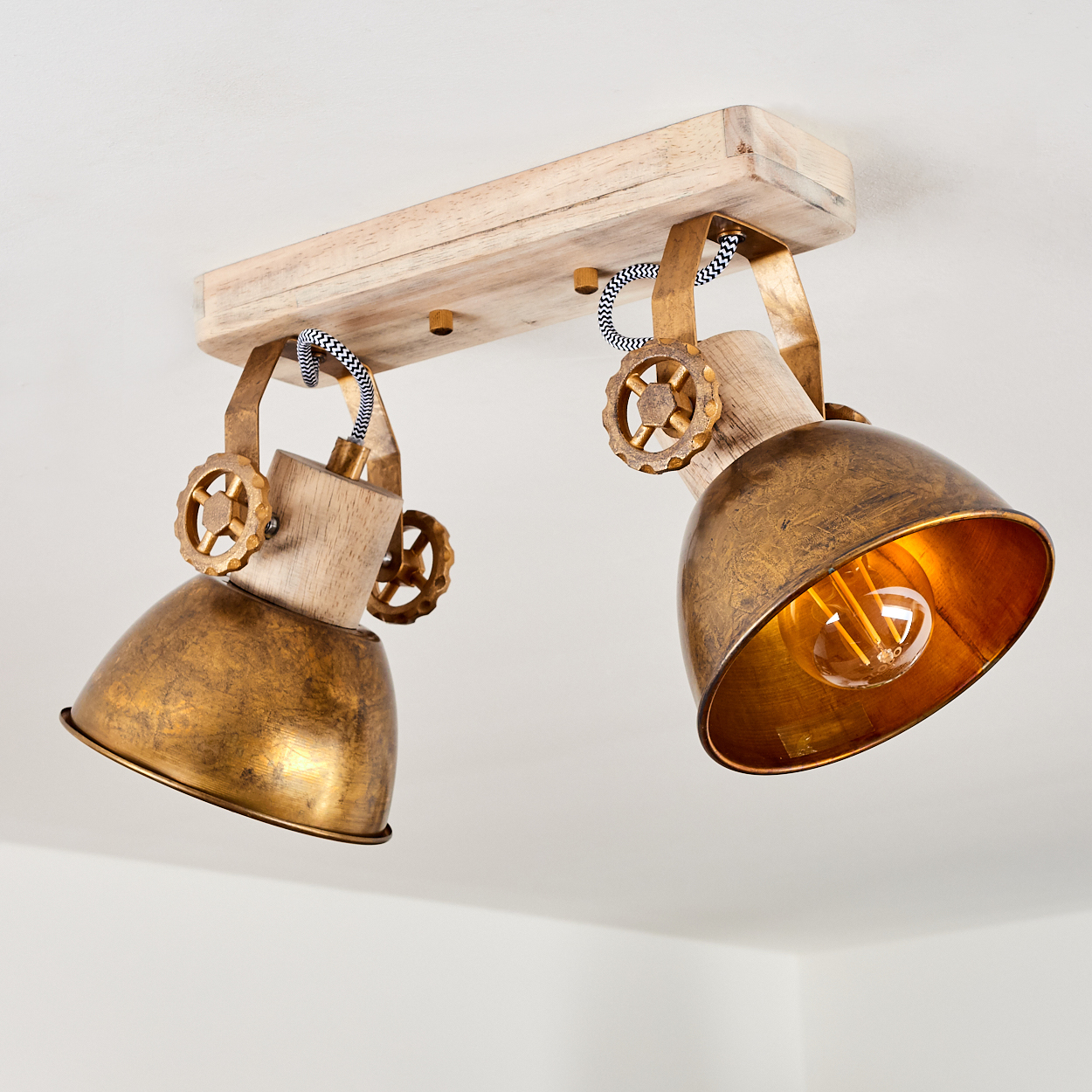 Deckenleuchte mit Holzsockel und zwei goldenen Lampenschirmen im Industriestil.
