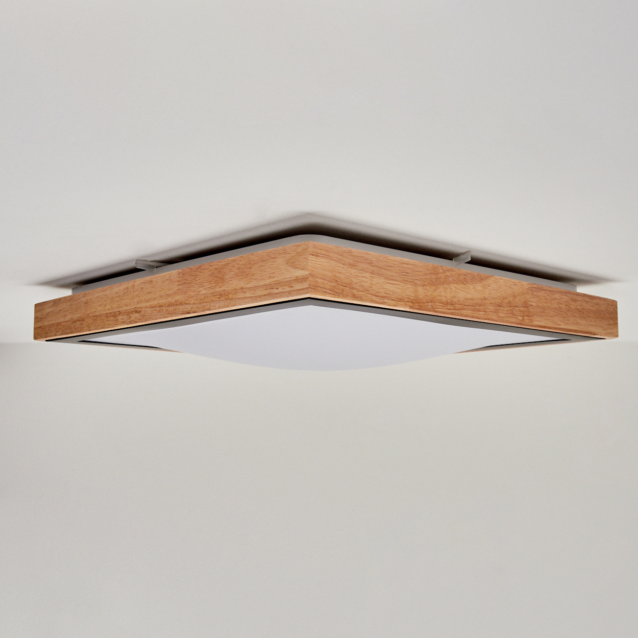 Moderne Deckenleuchte mit Holzrahmen und Diffusor.