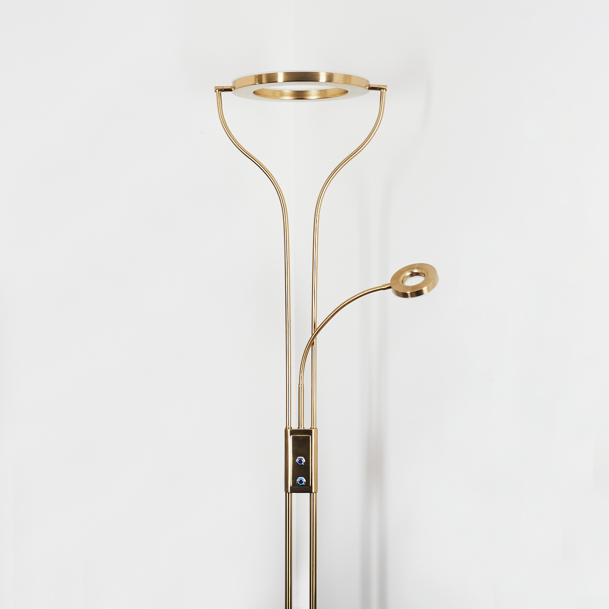 Eine goldene Stehleuchte mit zwei Ringen und blauen Knöpfen. Minimalistisch.