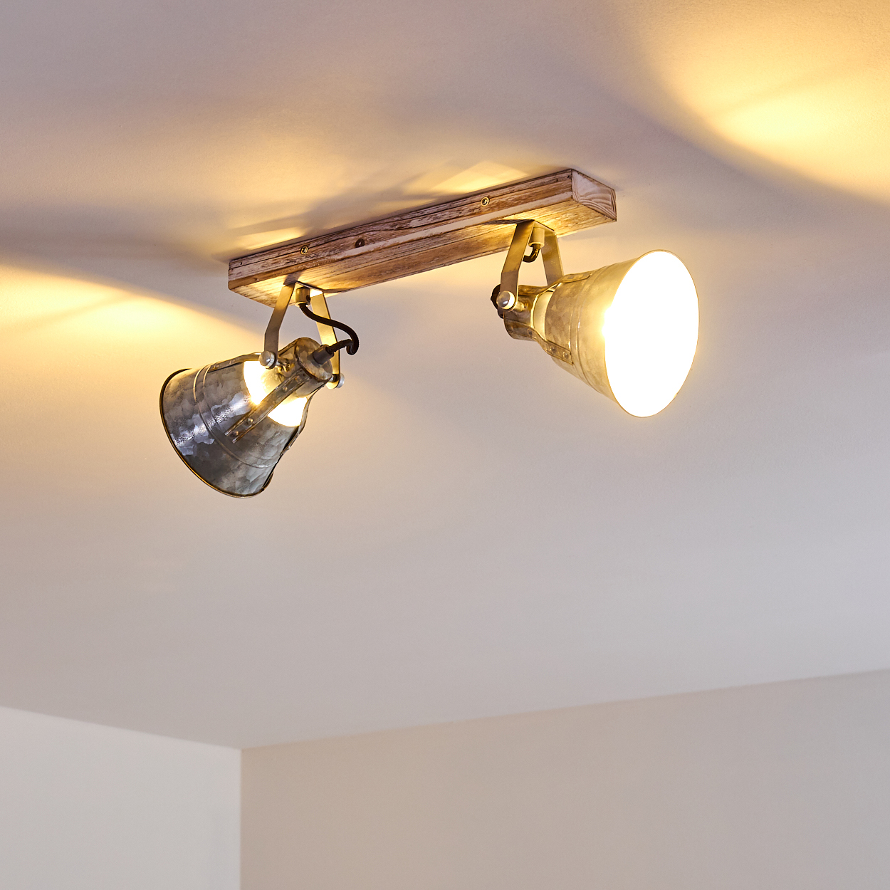 Zwei-Flammen-Deckenleuchte mit Holzbalken und Metallschirmen.