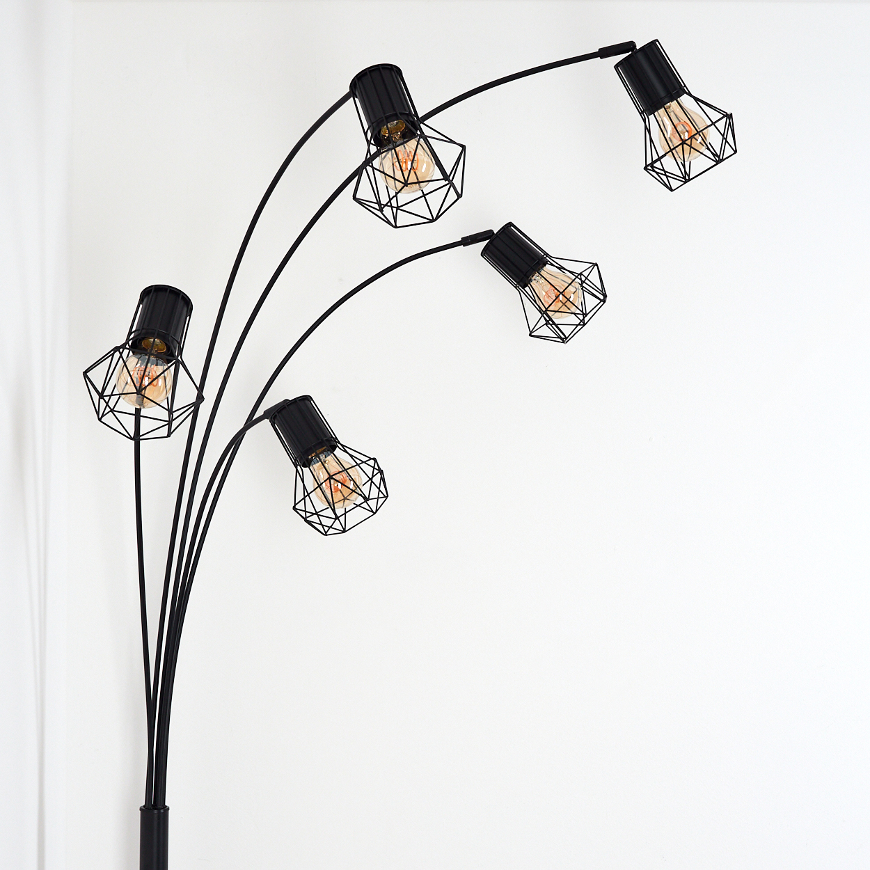 Schwarz-Bogenlampe mit fünf Lampenschirmen im industriellen Stil.