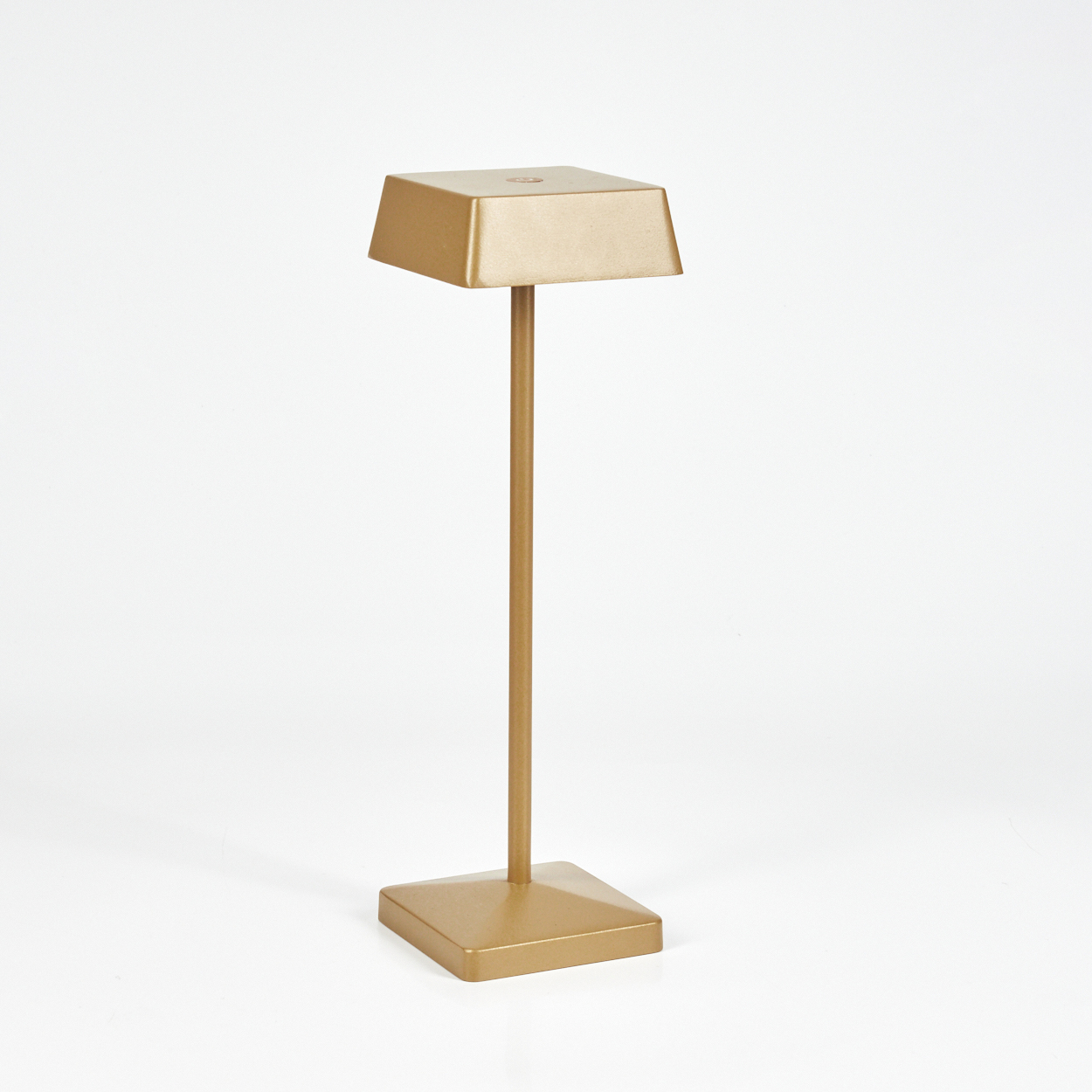 Eine goldene Lampe mit rechteckigem Fuß und Lampenschirm steht auf weißem Hintergrund.