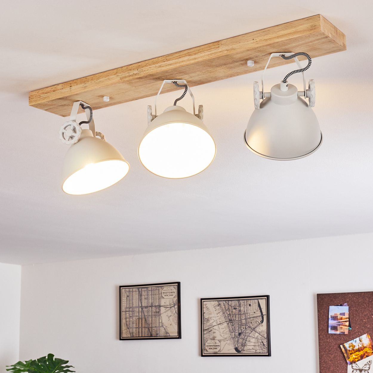 Deckenleuchte mit Holzbrett und drei Lampenschirmen in Beige.