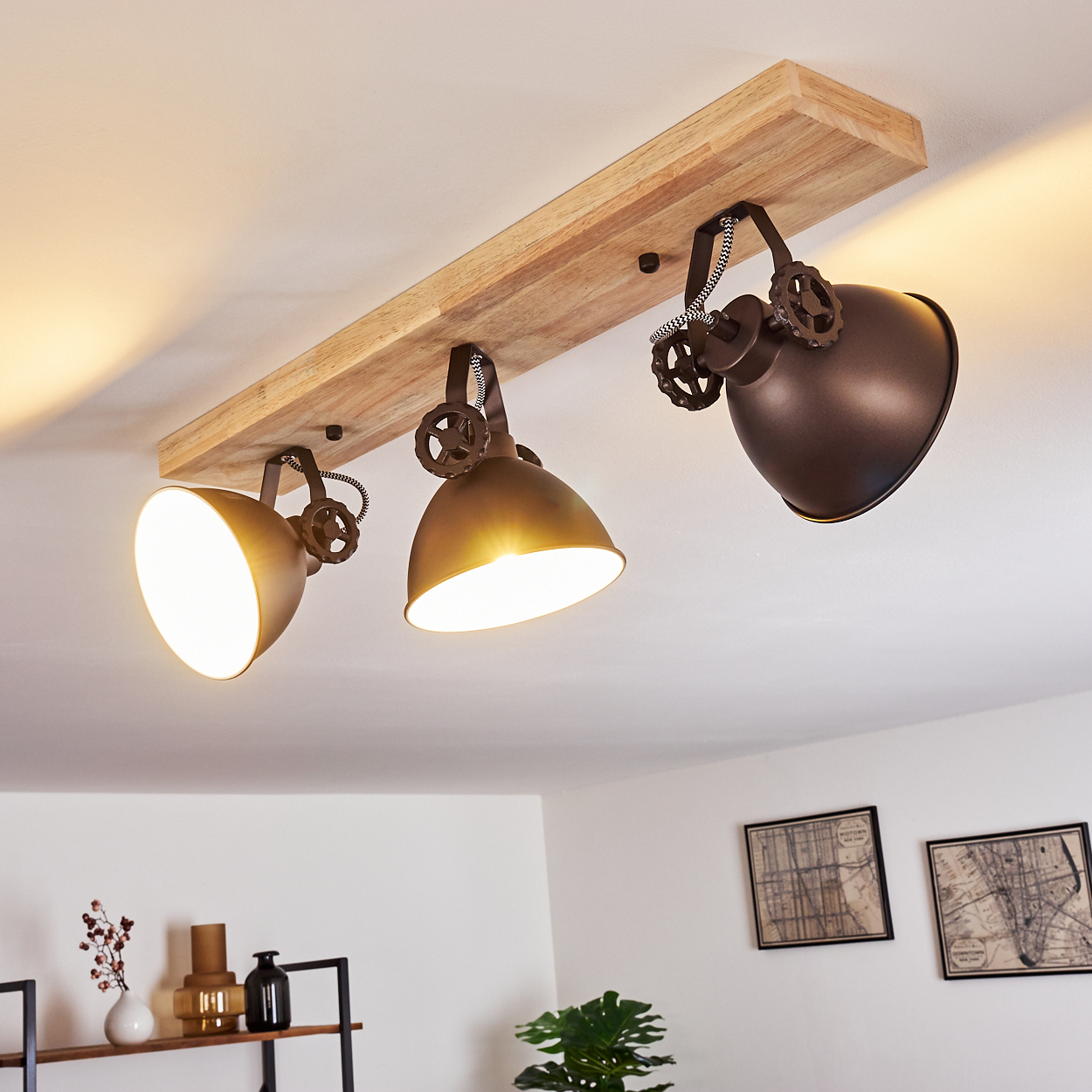 Deckenleuchte mit Holzbrett und drei Metallschirmen mit Zahnrad-Details.