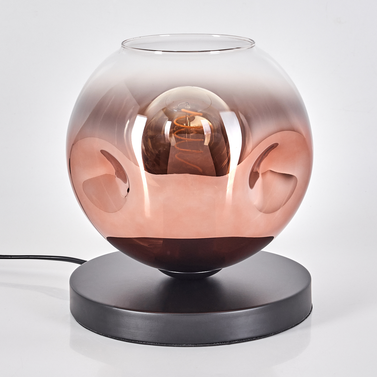 Eine kugelförmige Lampe mit kupferfarbenem Schimmer und sichtbarer Glühbirne.