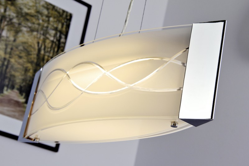 Eine moderne Pendelleuchte mit mattem Glas und silbernen Akzenten hängt vor einem Bild.