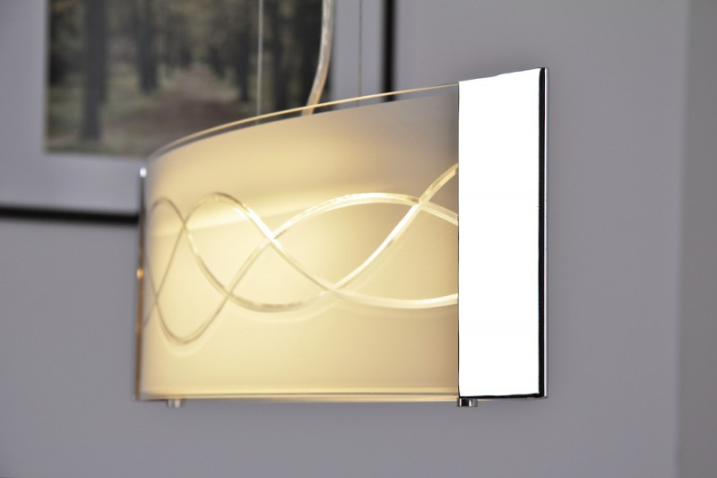 Eine moderne Lampe mit einem weißen Schirm und geschwungenen Linien.