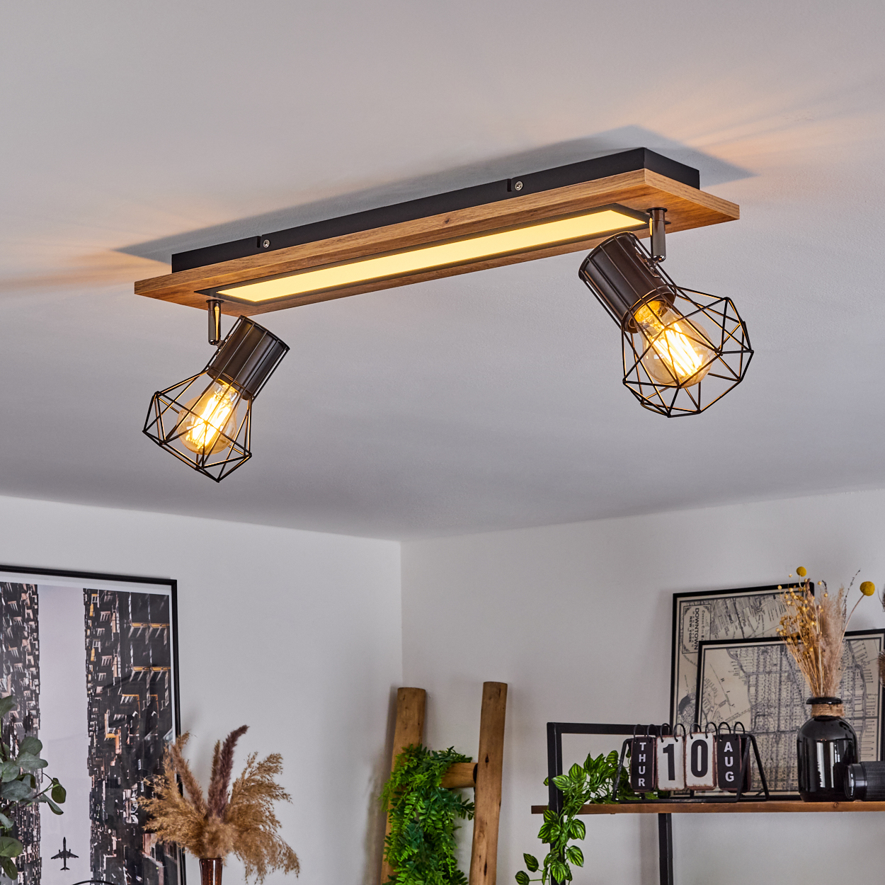 Deckenleuchte mit Holz und zwei Käfiglampen, beleuchtet.