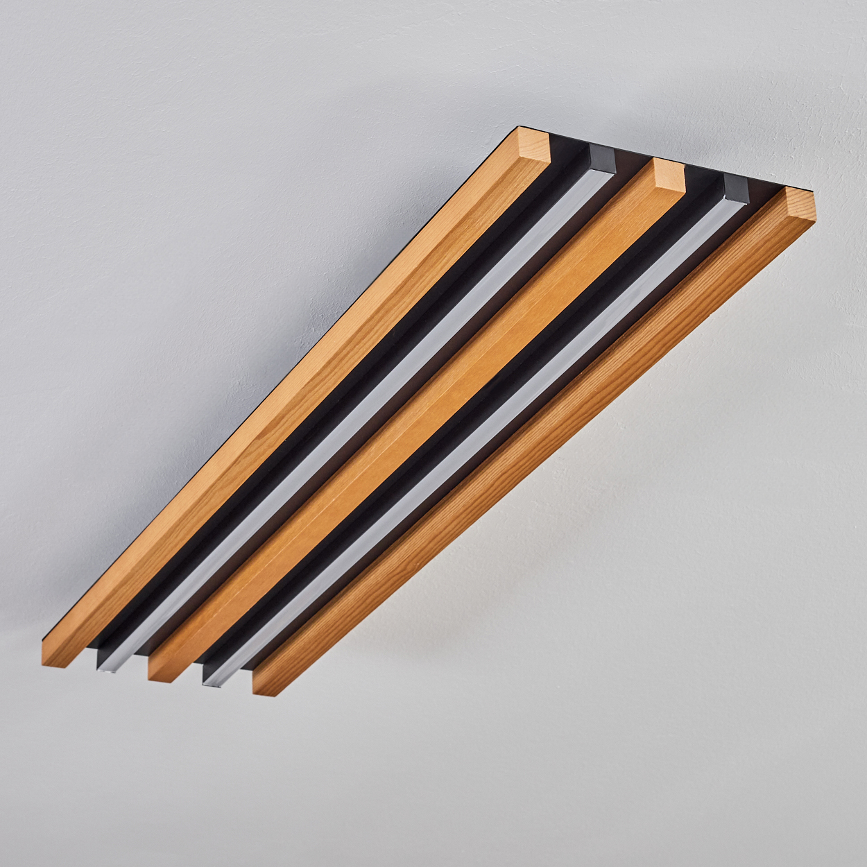 Holz- und Metallelemente auf einer Decke