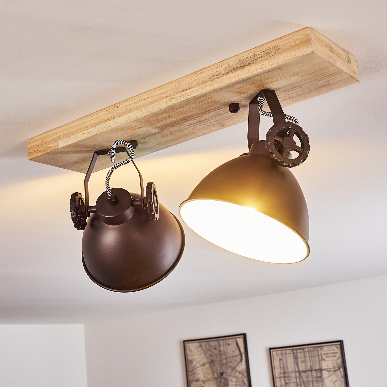 Eine Deckenleuchte mit zwei braunen Lampenschirmen auf einem Holzbrett.