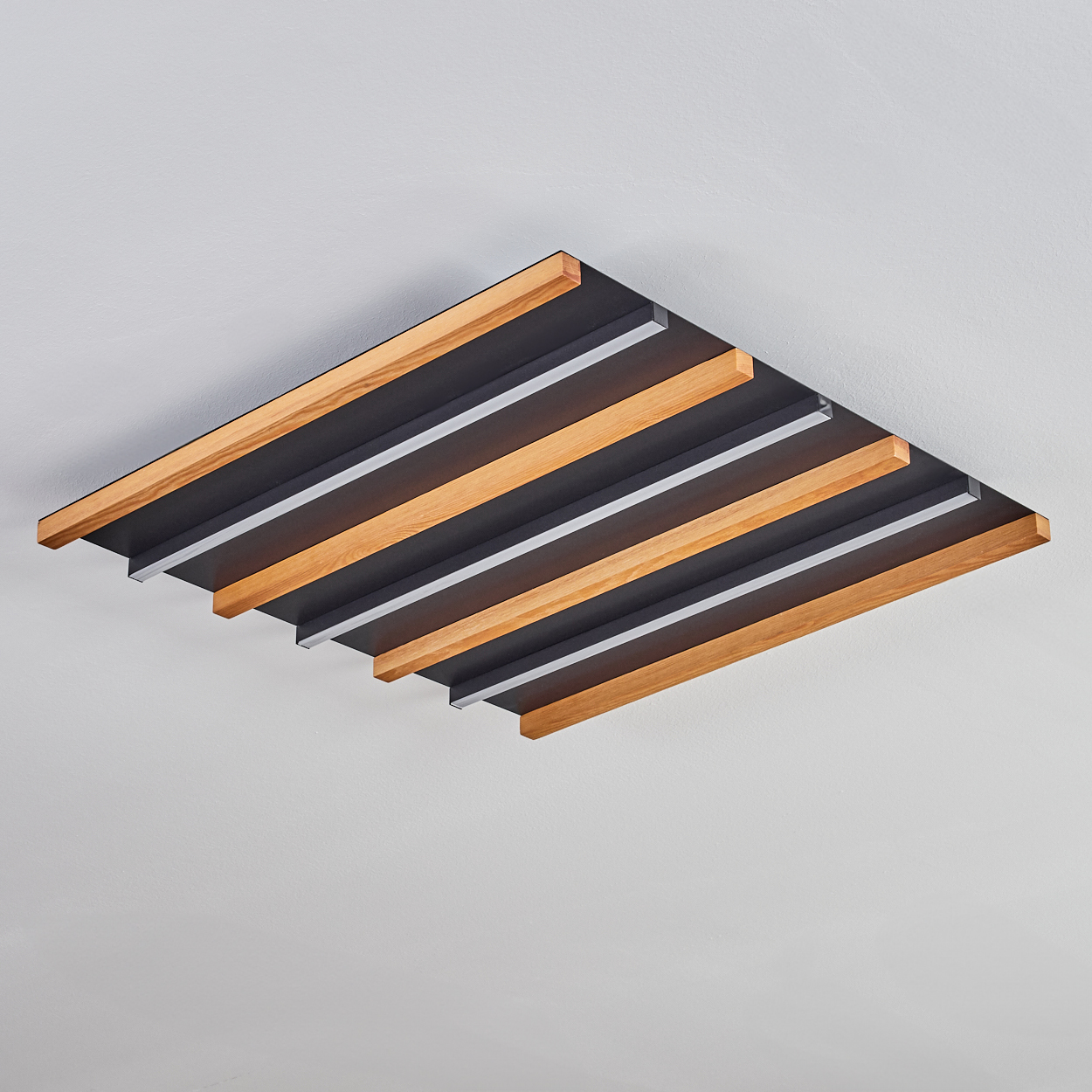 Decke mit Holz- und dunklen Paneelen, die abwechselnd angeordnet sind.