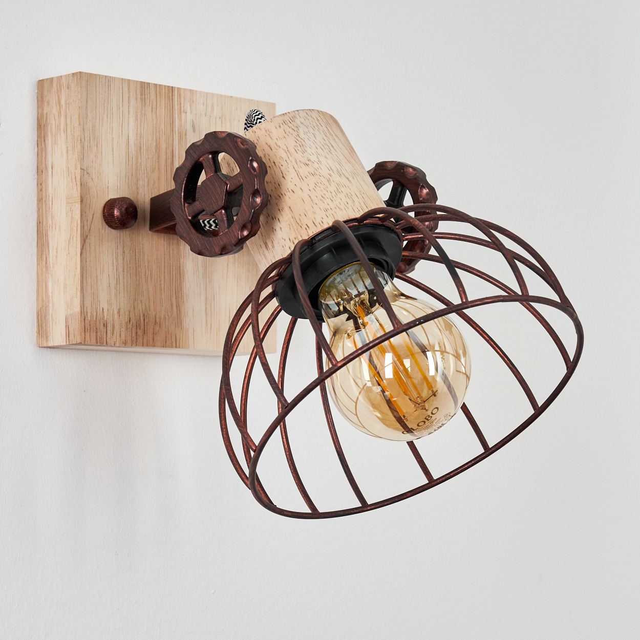 Eine Wandleuchte aus Holz mit braunem Drahtkäfig und Glühbirne.