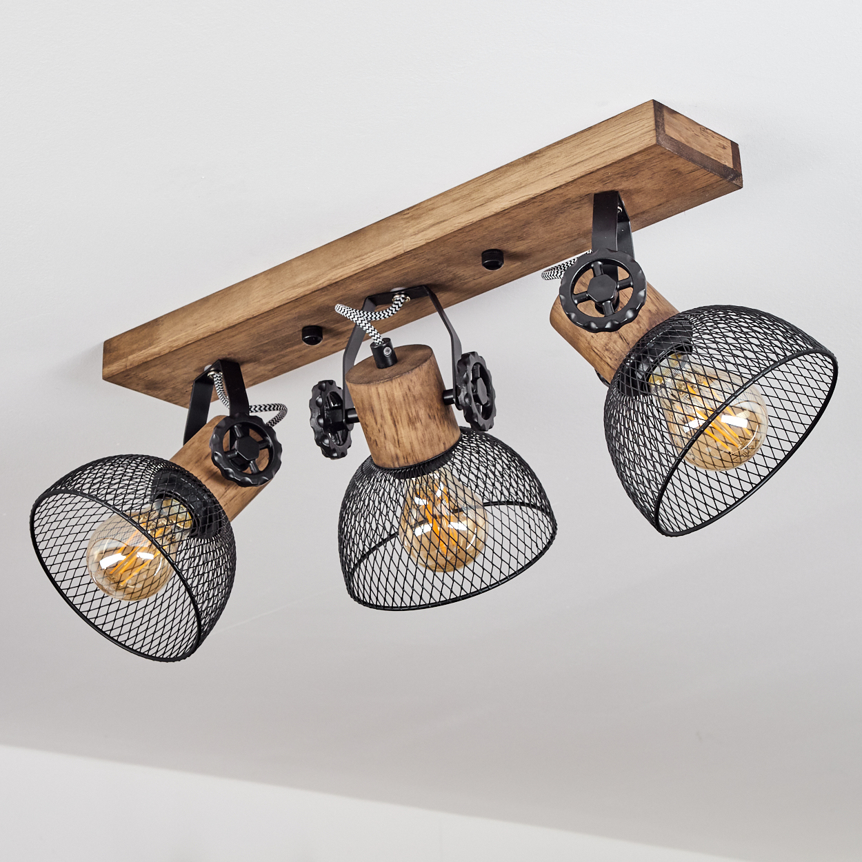 Dreiflammige Deckenleuchte aus Holz und schwarzem Drahtgeflecht mit sichtbaren Glühbirnen.