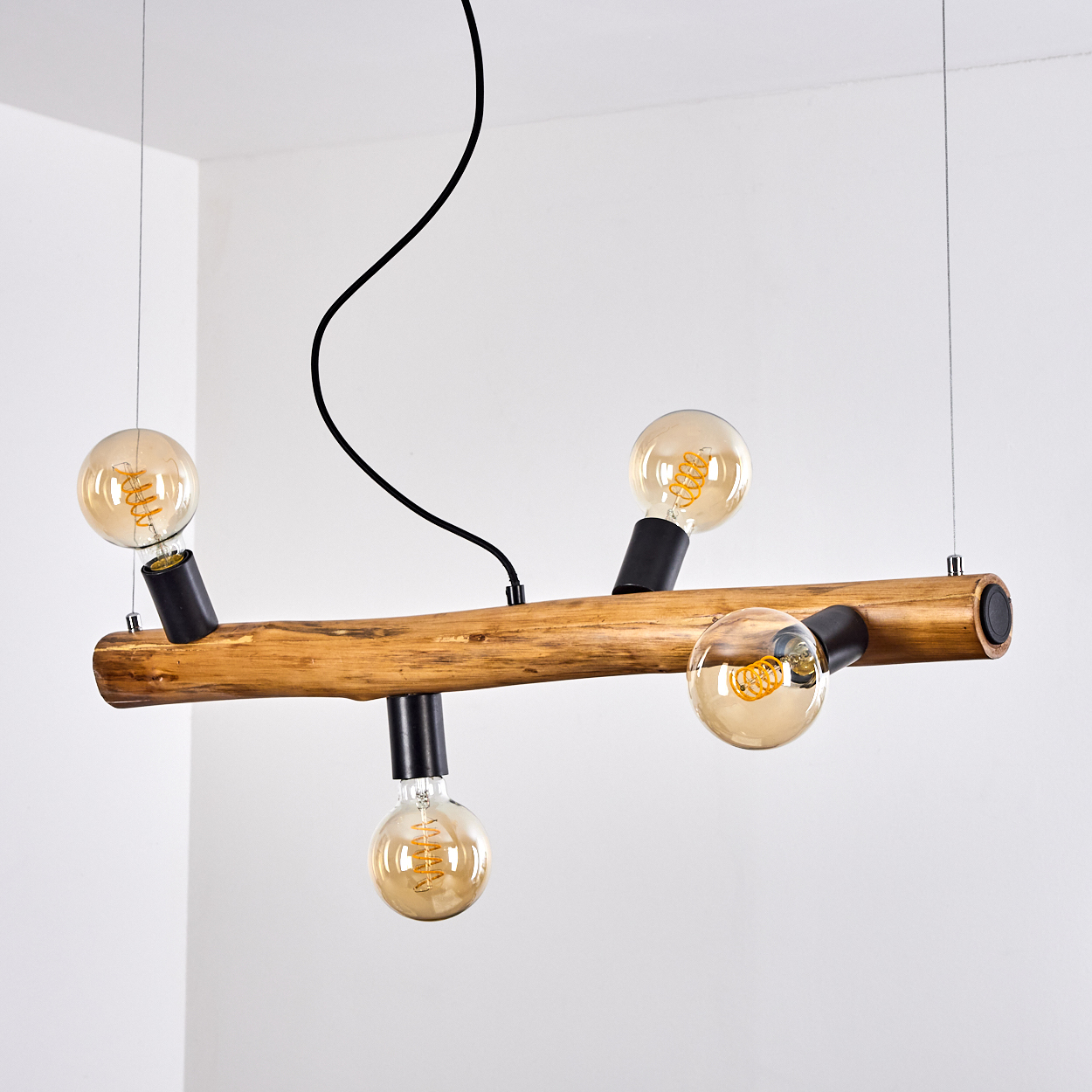 Eine Lampe aus Holz mit vier Glühbirnen und schwarzer Aufhängung.