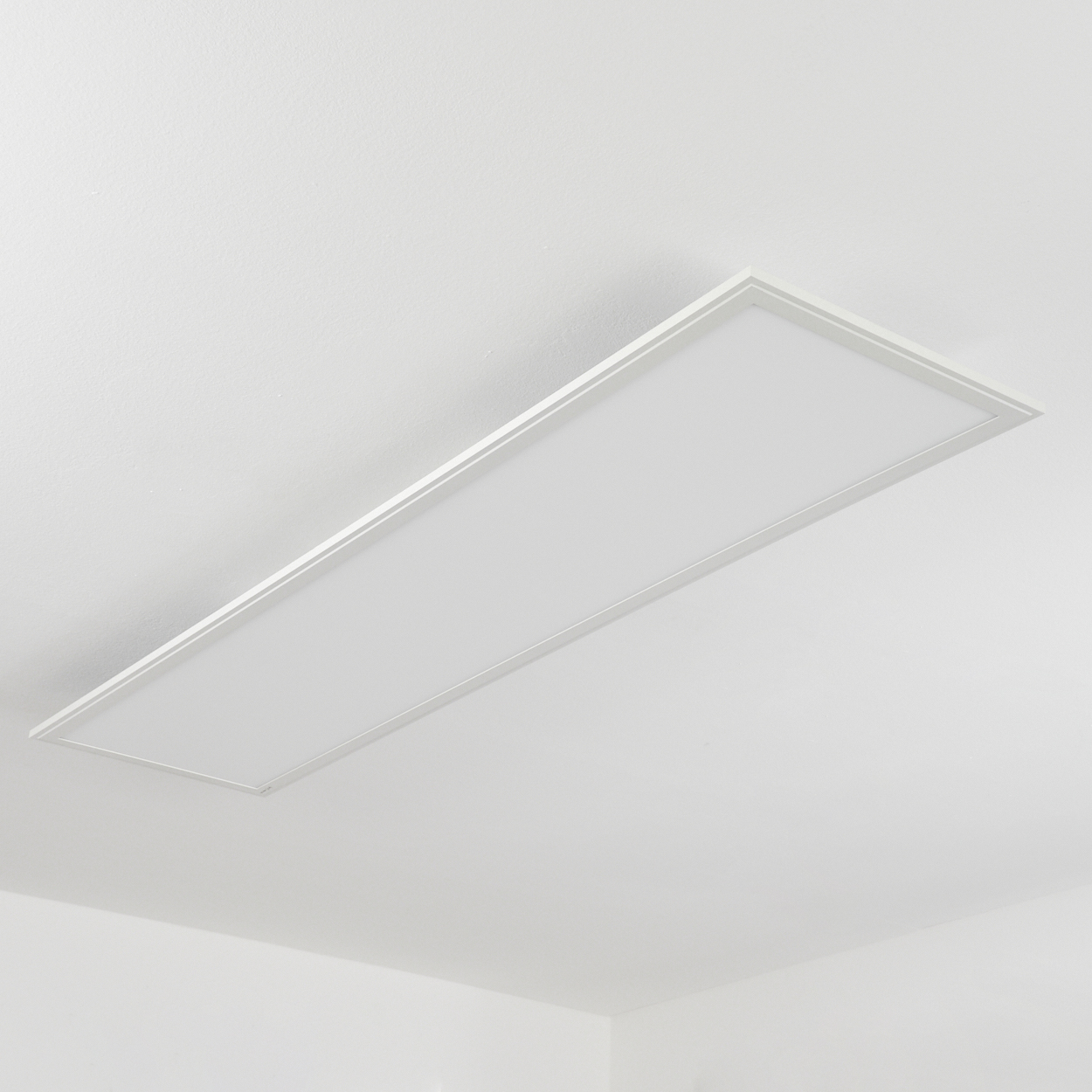 Ein rechteckiges, weißes LED-Panel hängt an einer weißen Decke.