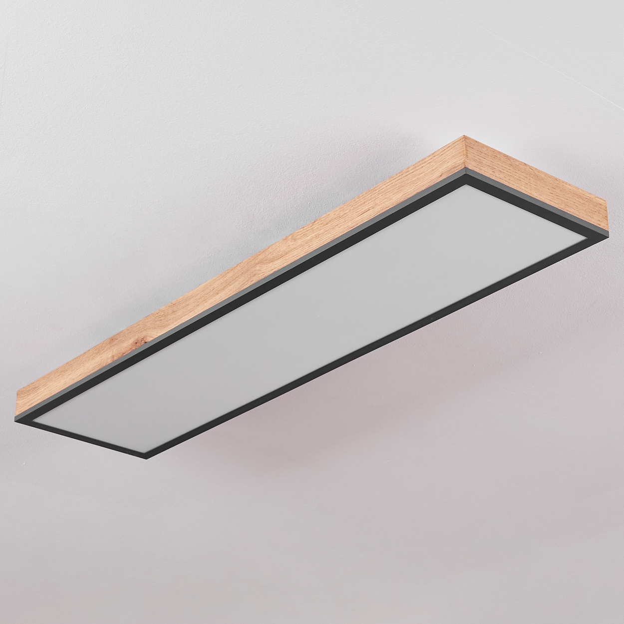 Rechteckige Deckenleuchte mit Holzrahmen und mattiertem Glasdiffusor.