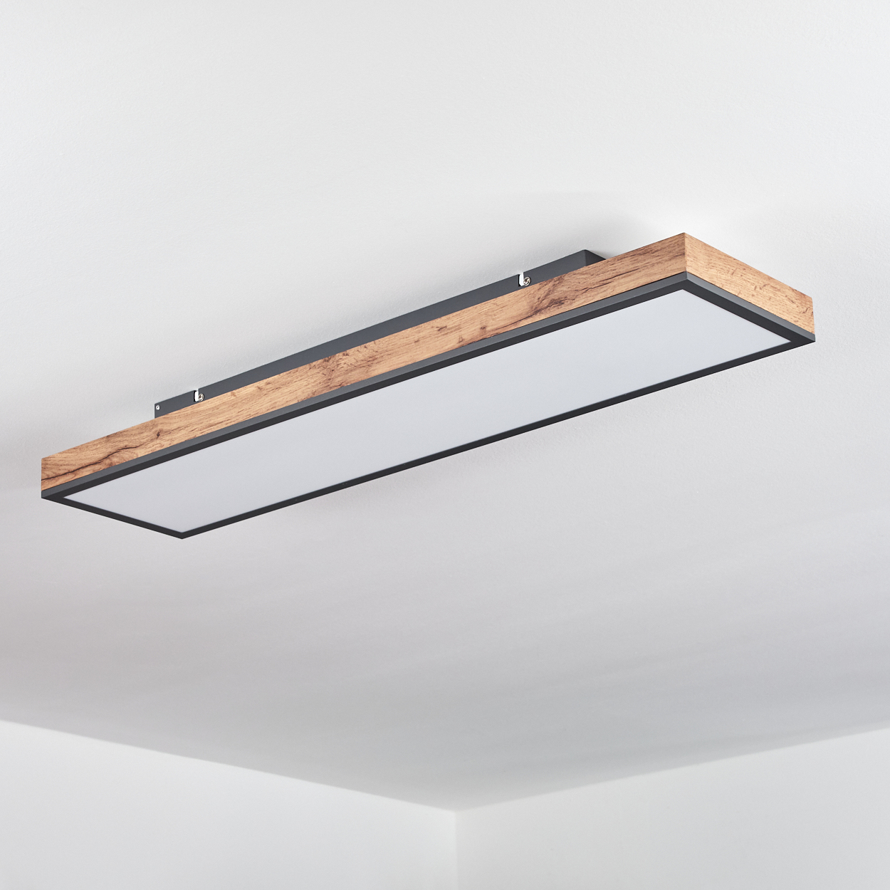 Rechteckige Deckenleuchte mit Holzmaserung und weißem Diffusor.