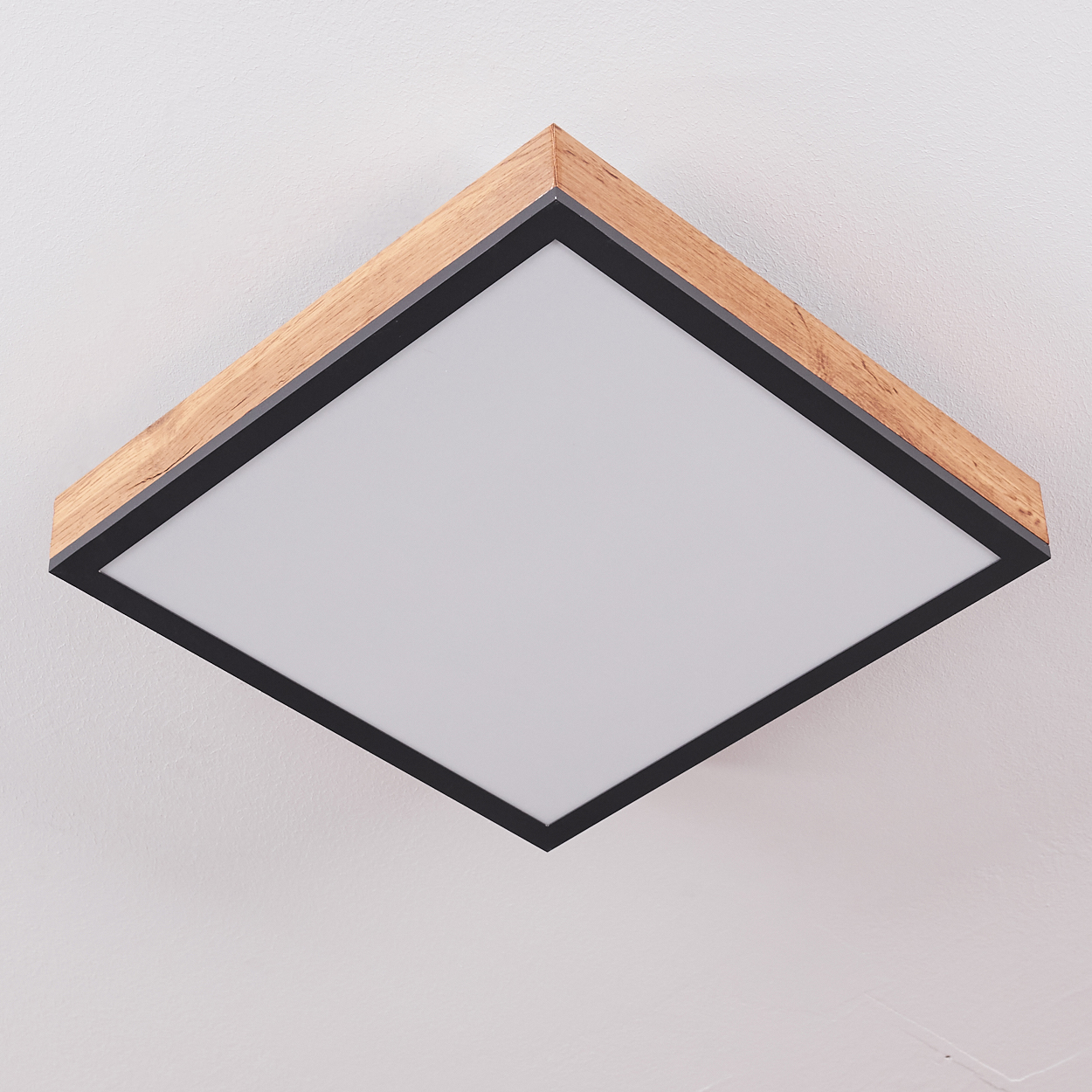 Quadratische Deckenleuchte mit Holzrahmen und schwarzem Rand.