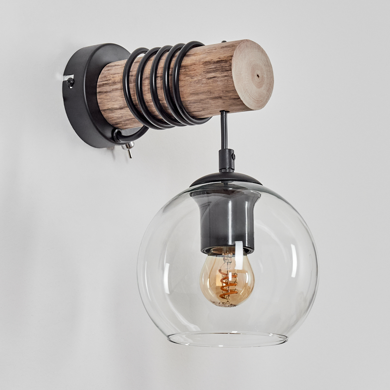 Wandleuchte mit Holz, Metall und Glaskugel-Schirm mit Glühbirne.