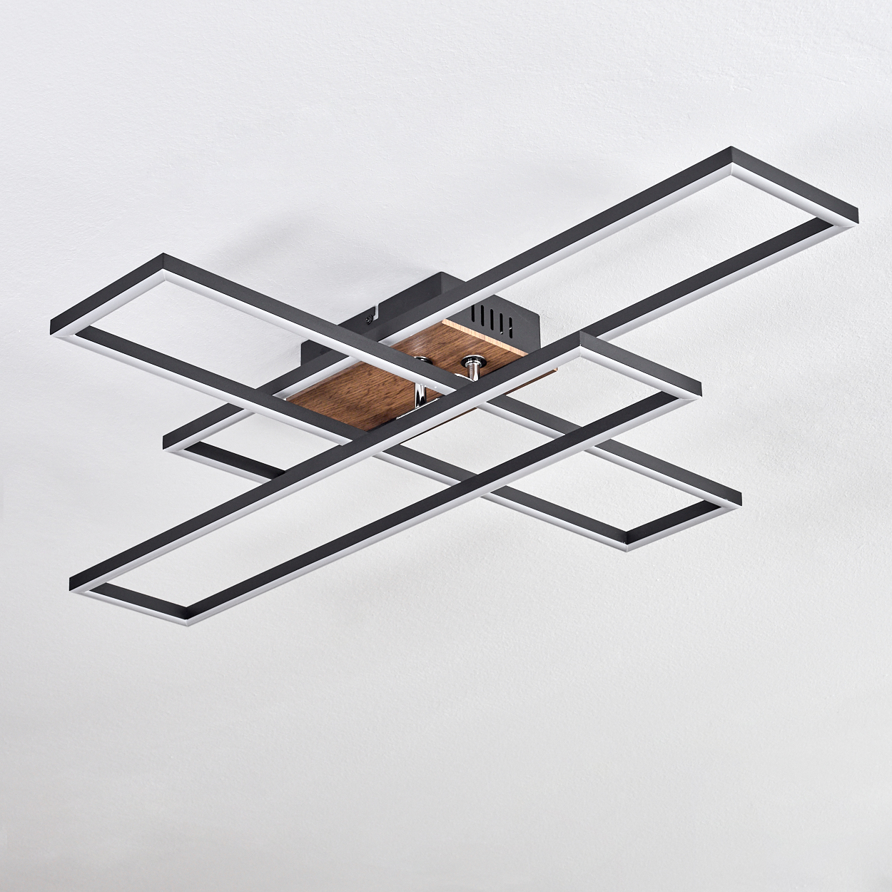 Moderne Deckenleuchte mit Holzdetail und verschachtelten schwarzen und weißen Rechteckrahmen.