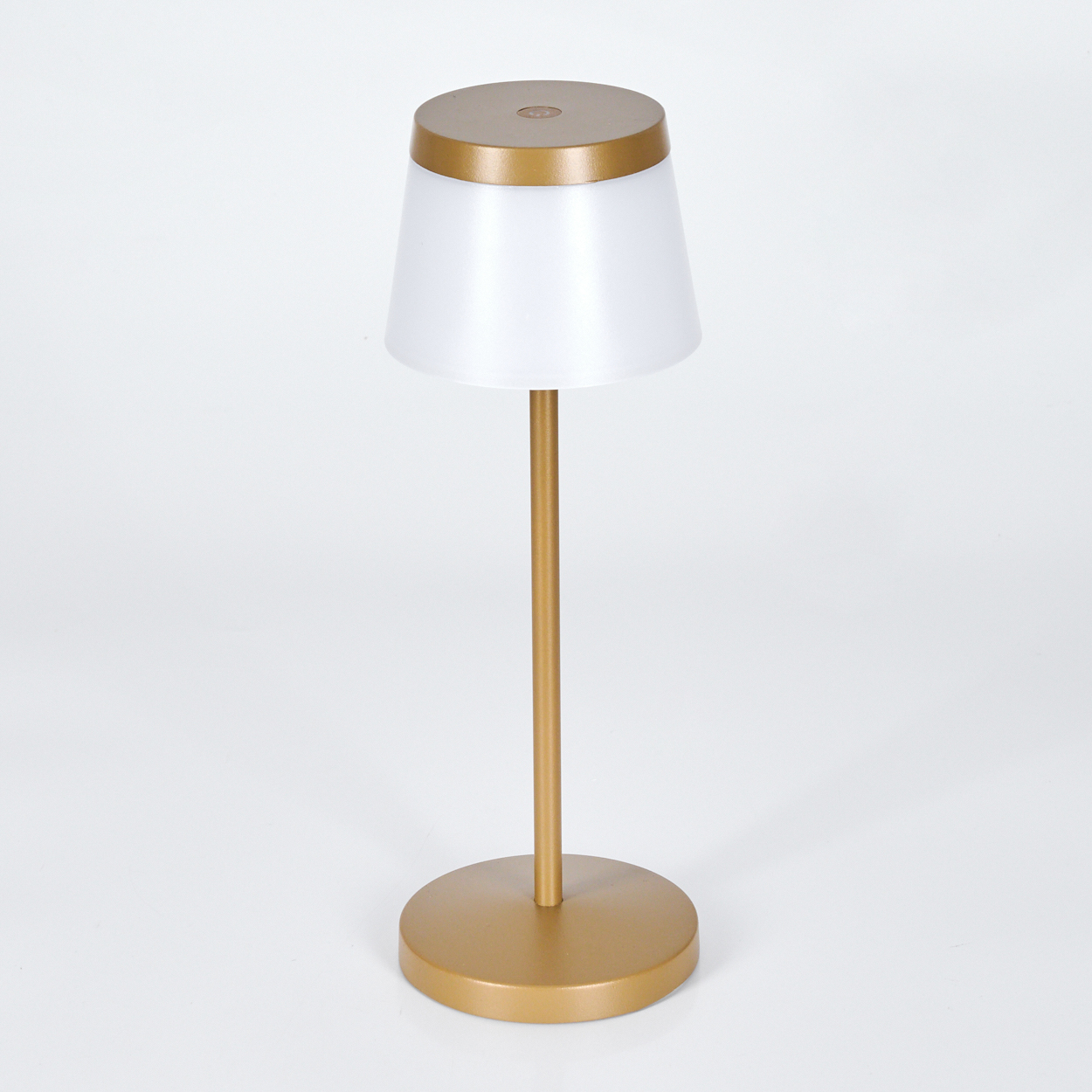 Eine moderne goldene Tischlampe mit weißem Schirm und runder Basis.