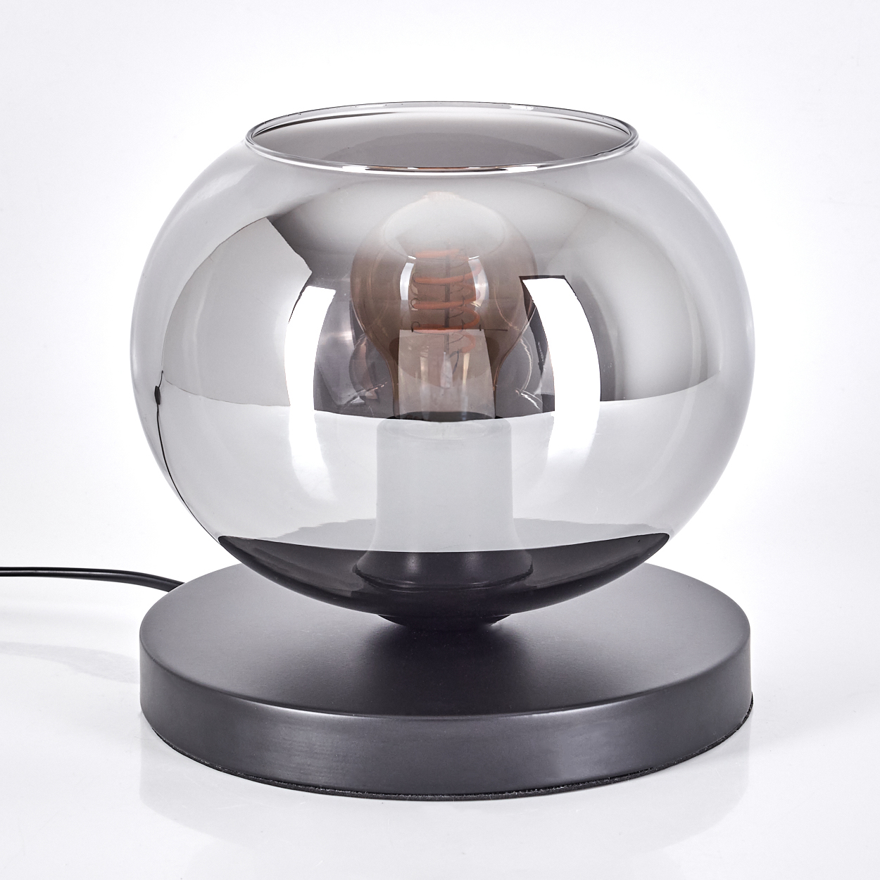 Eine runde, graue Lampe mit Glaskolben und sichtbarem Leuchtmittel auf dunklem Sockel.