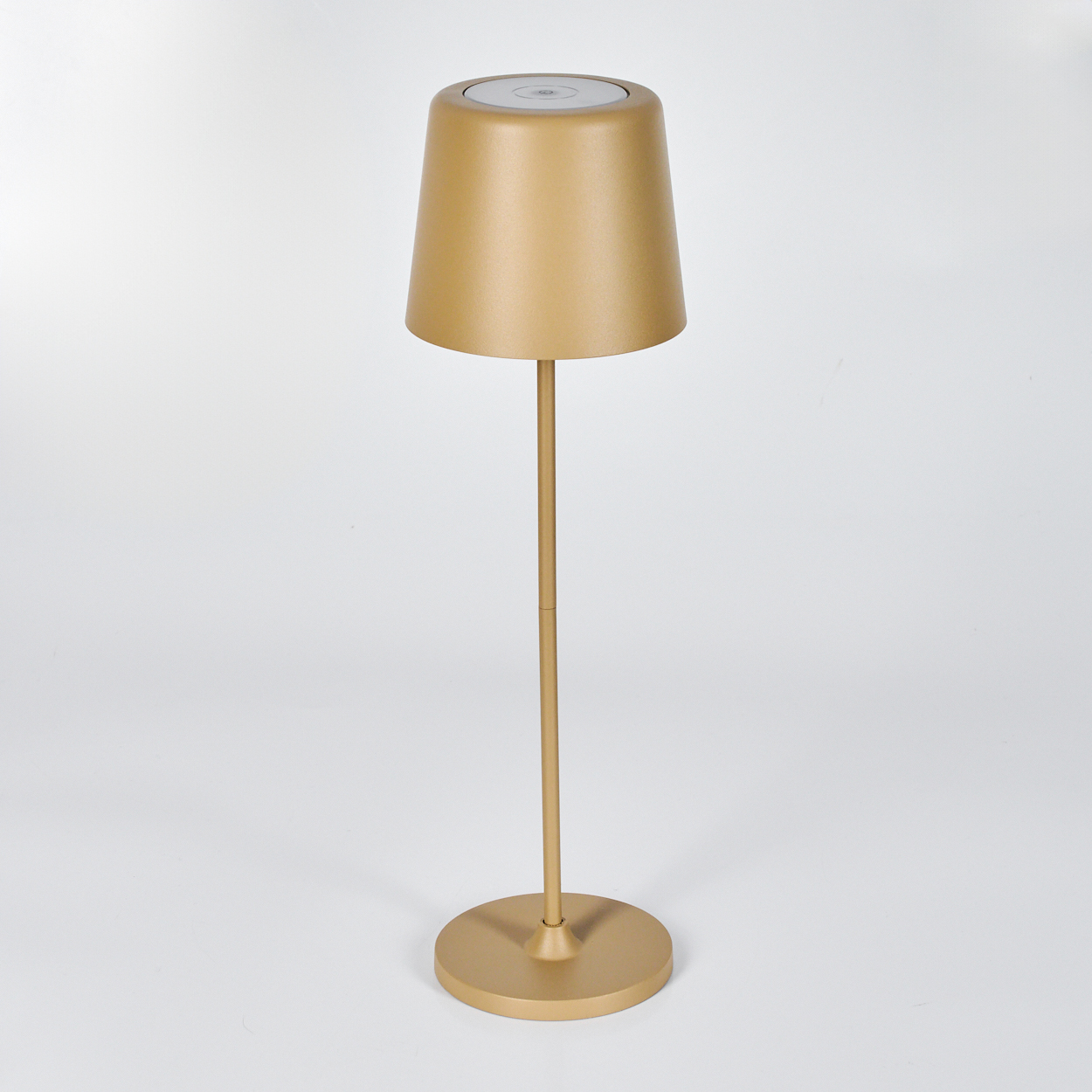 Eine goldene Stehlampe mit rundem Sockel und kegelförmigem Schirm.