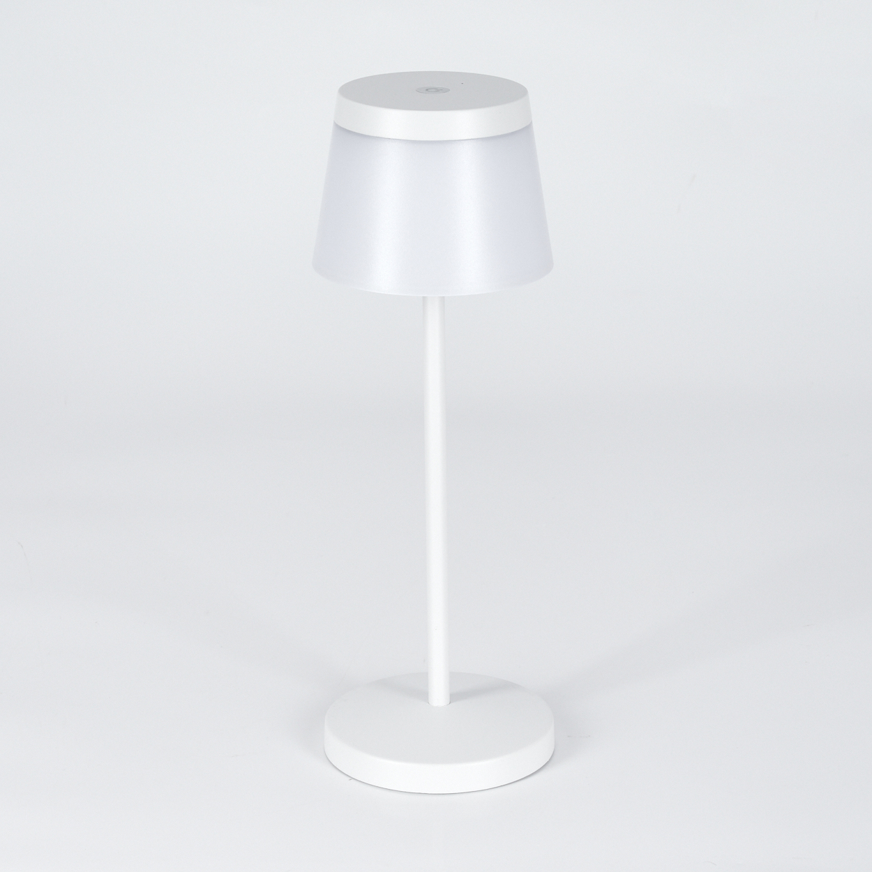 Eine weiße Schreibtischlampe mit rundem Fuß und kegelförmigem Schirm.
