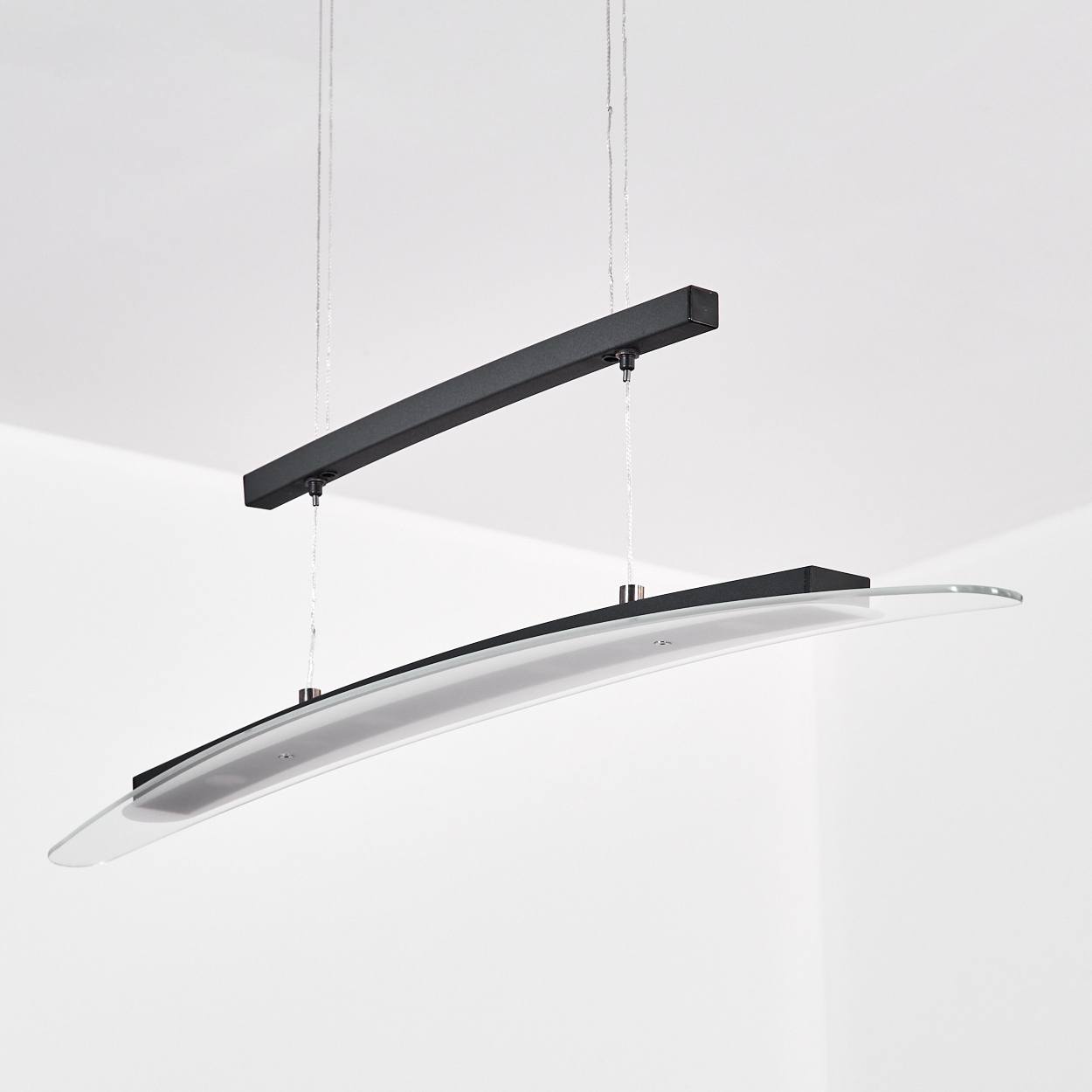 Eine moderne Hängeleuchte mit schwarzem Metallrahmen und geschwungenen Glaspaneelen.