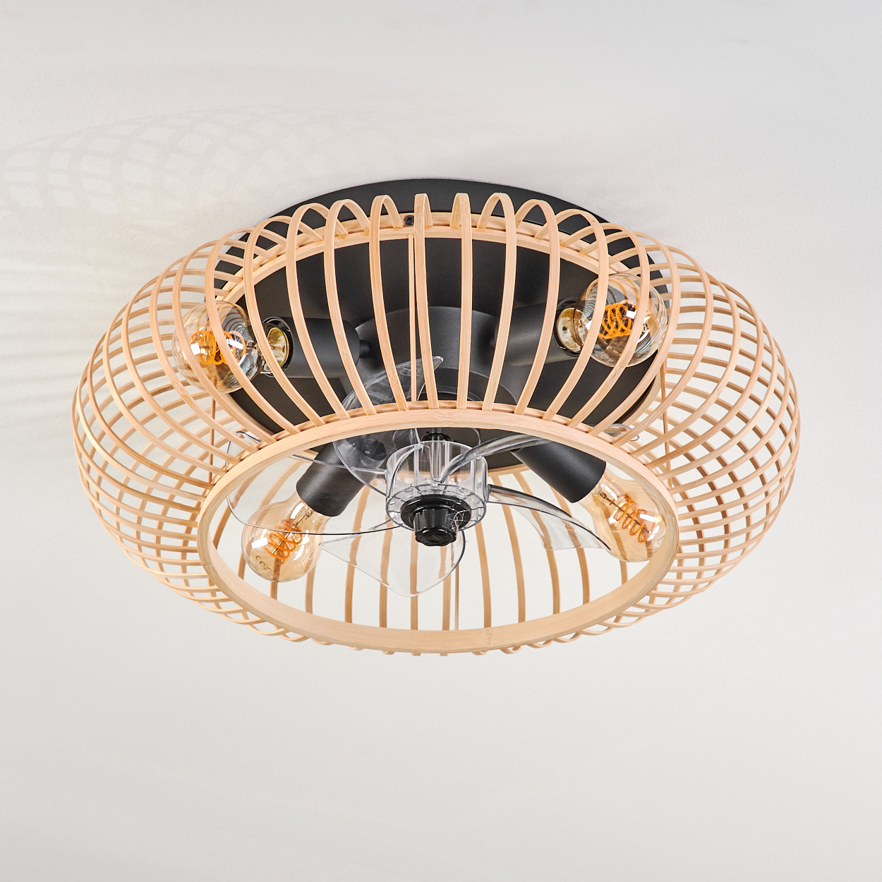Deckenventilator mit Korbdach aus Holz und Glühbirnen.