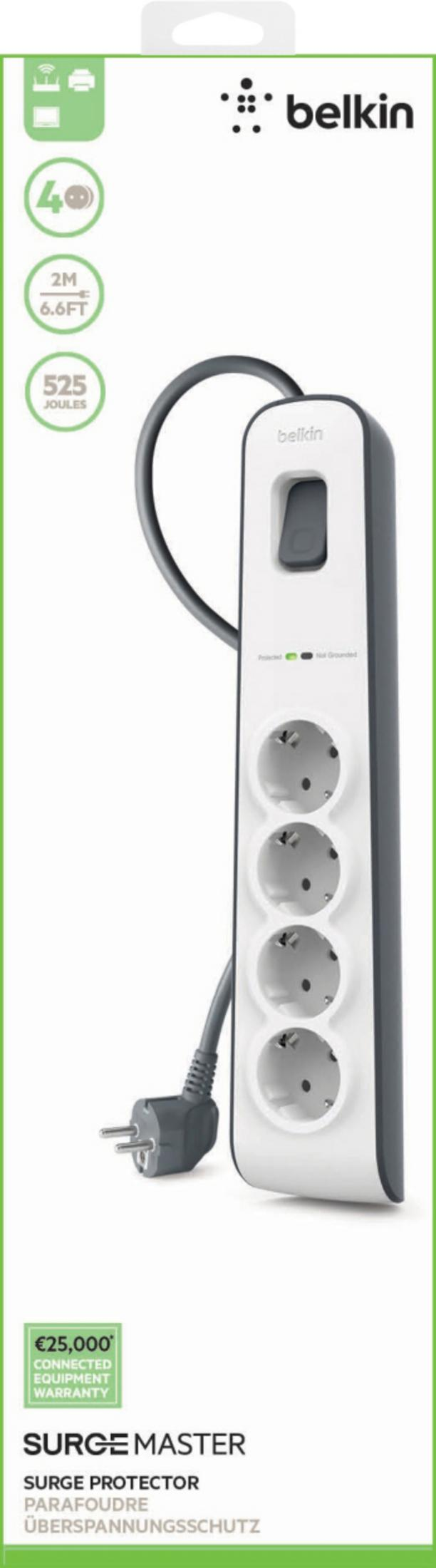 Un multipresa Belkin bianco e grigio con quattro prese e una spina.