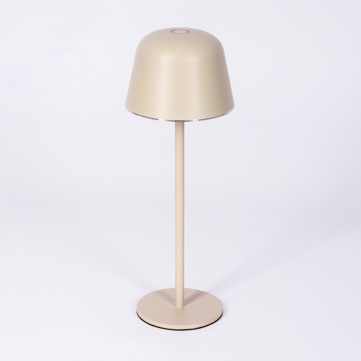 Eine moderne Stehlampe in Beige mit rundem Fuß und schirmförmigem Lampenkopf.