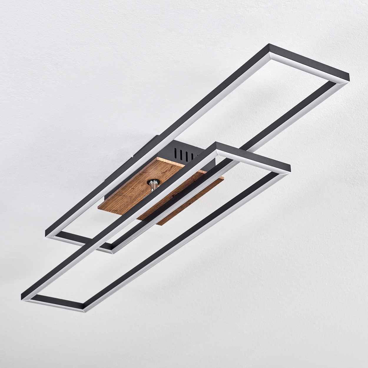 Moderne Deckenleuchte mit rechteckigen Metallrahmen in Schwarz und Weiß mit Holzakzent.