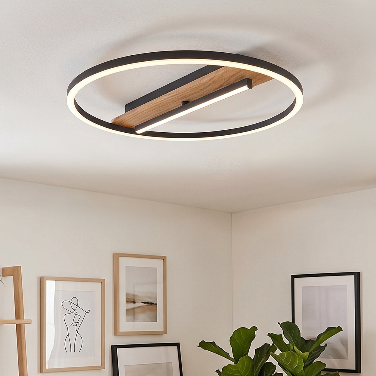 Eine moderne Deckenleuchte mit Holz und Metall, kreisförmig mit LED-Licht.